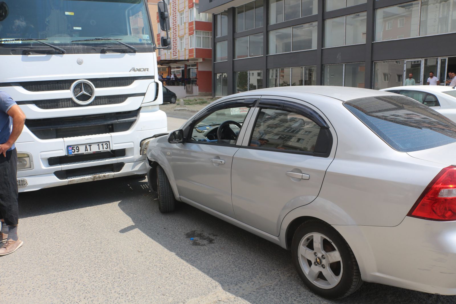 Tekirdağ'da otomobil ile tır kafa kafaya çarpıştı